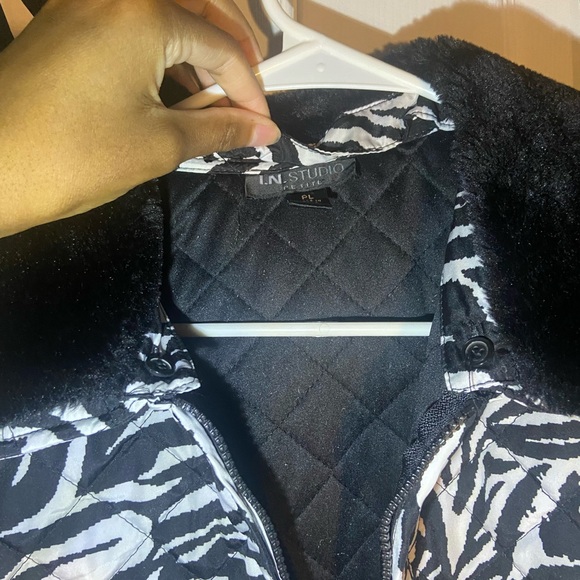 Zebra print vest with fur neck lining - Picture 5 of 5